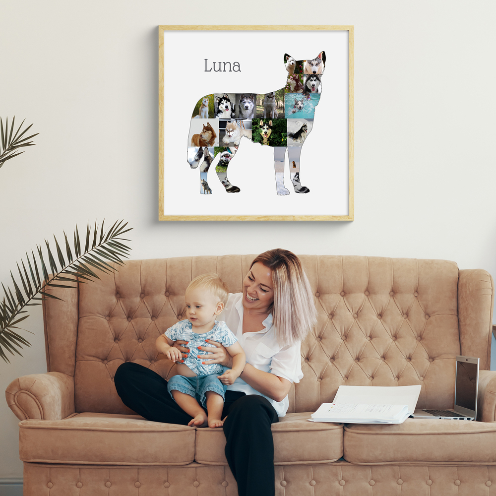 Collage de fotos en silueta de husky de pie con nombre, en marco de madera clara sobre un sofá beige