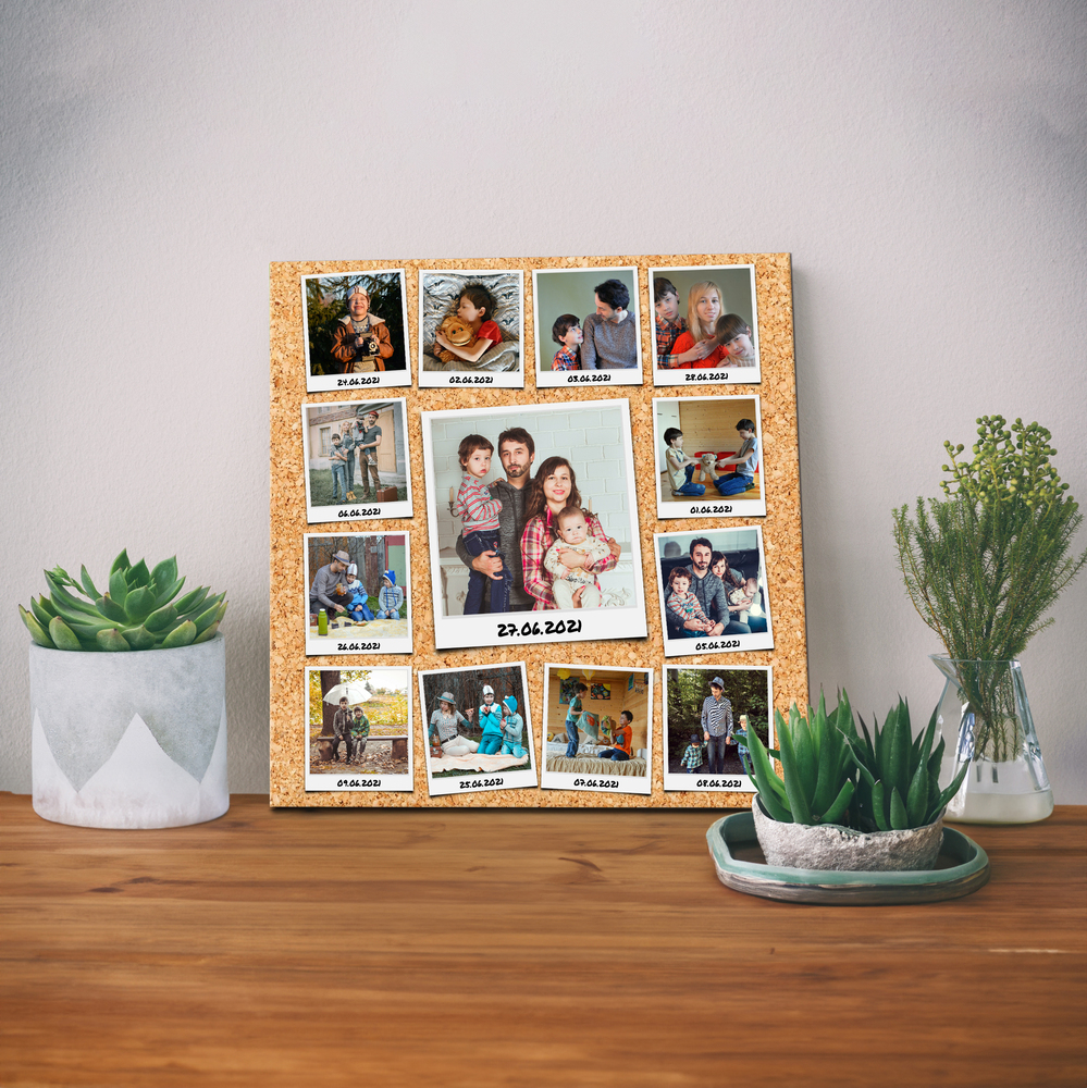 Collage de fotos de estilo instantáneo con fechas y fondo de corcho, sobre una mesa de madera entre plantas