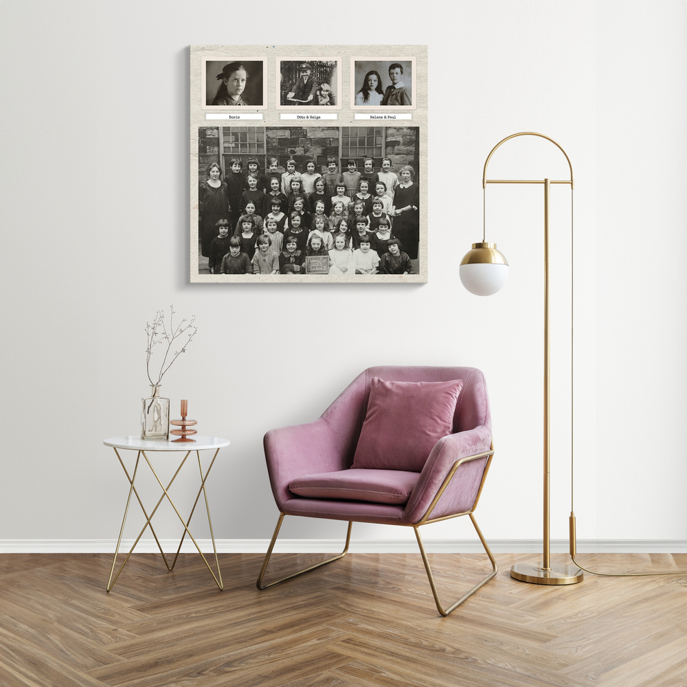 Póster con collage retro de fotos de clase en una pared clara del salón, junto a un sillón rosa y una lámpara dorada