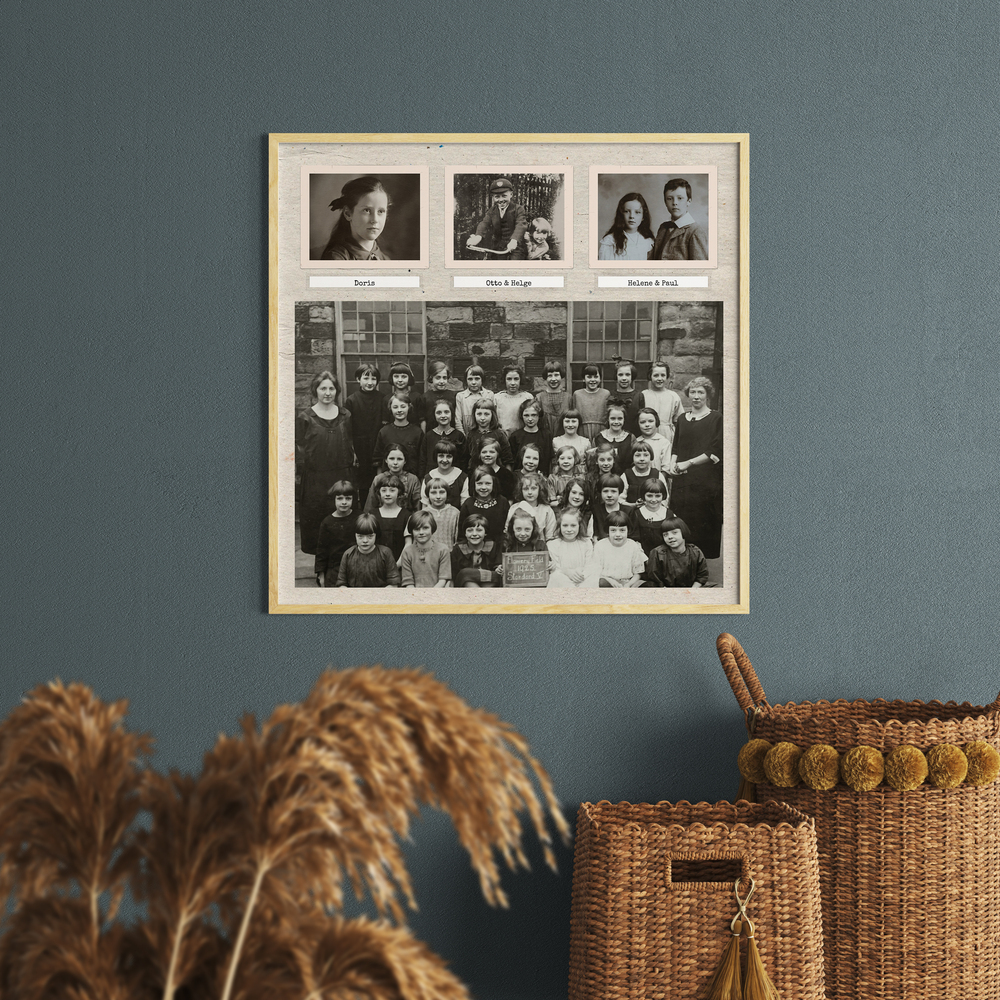 Póster retro de foto de clase con marco de madera clara en una pared gris azulada, un regalo para profes