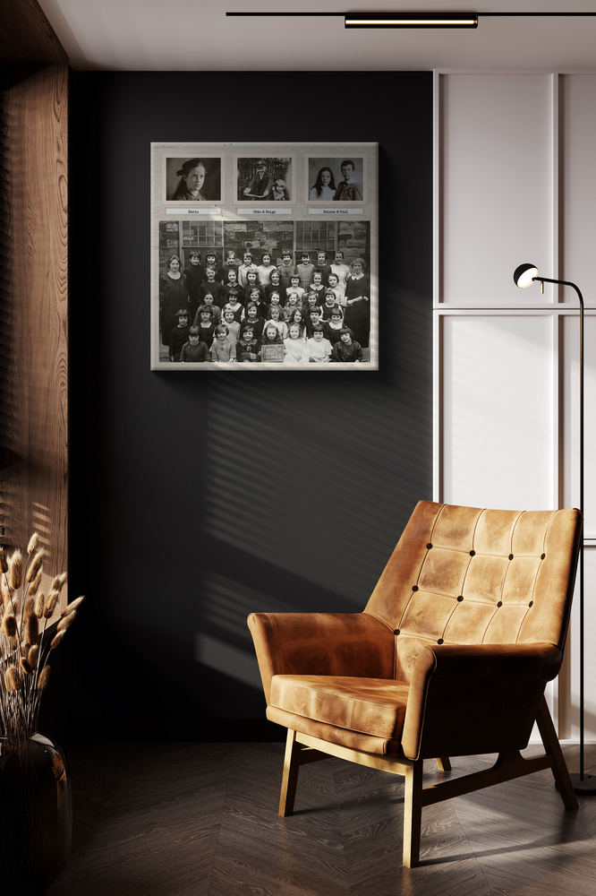 Póster retro con foto de clase y tres fotos estilo Polaroid en una pared oscura sobre un sillón ocre
