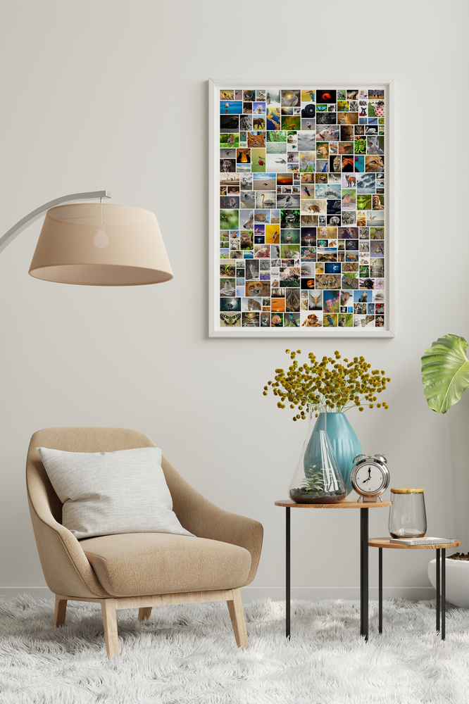 Collage de muchas fotos pequeñas de naturaleza con marco blanco en la pared junto a una butaca beige