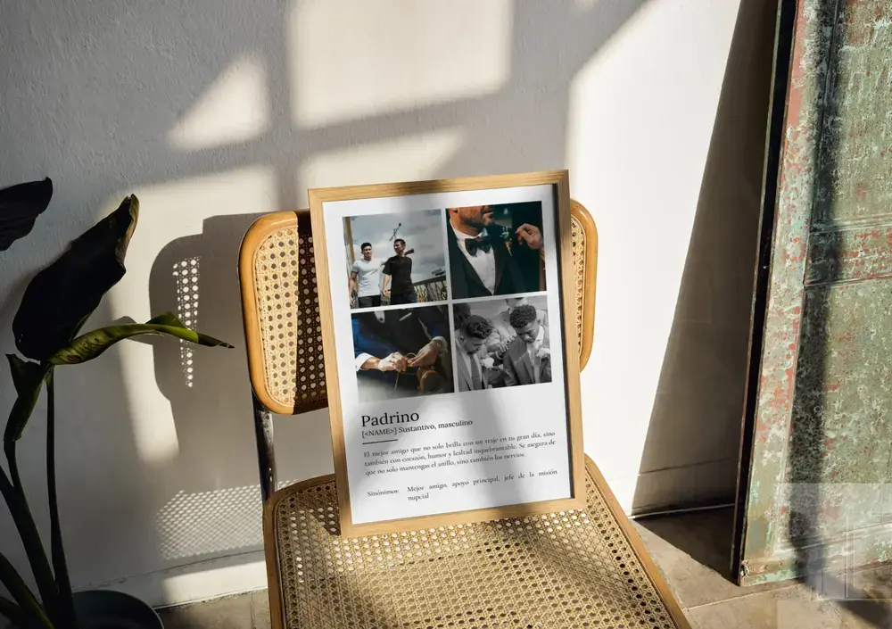Lámina con definición y 4 fotos, en marco de madera sobre una silla, como regalo para el padrino de boda