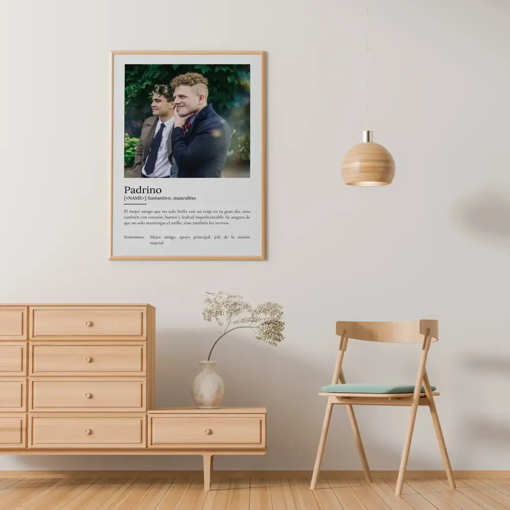 Lámina con foto y definición en marco de madera clara, regalo para el padrino de boda, sobre una cómoda