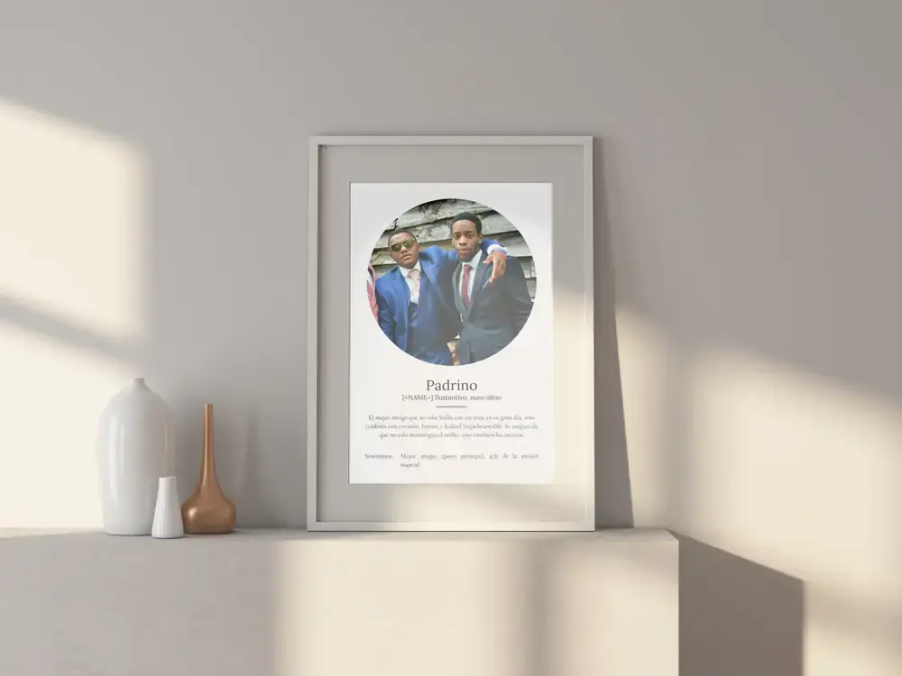 Póster con definición y foto ovalada en marco claro sobre un aparador, detalle personalizado para el padrino de boda