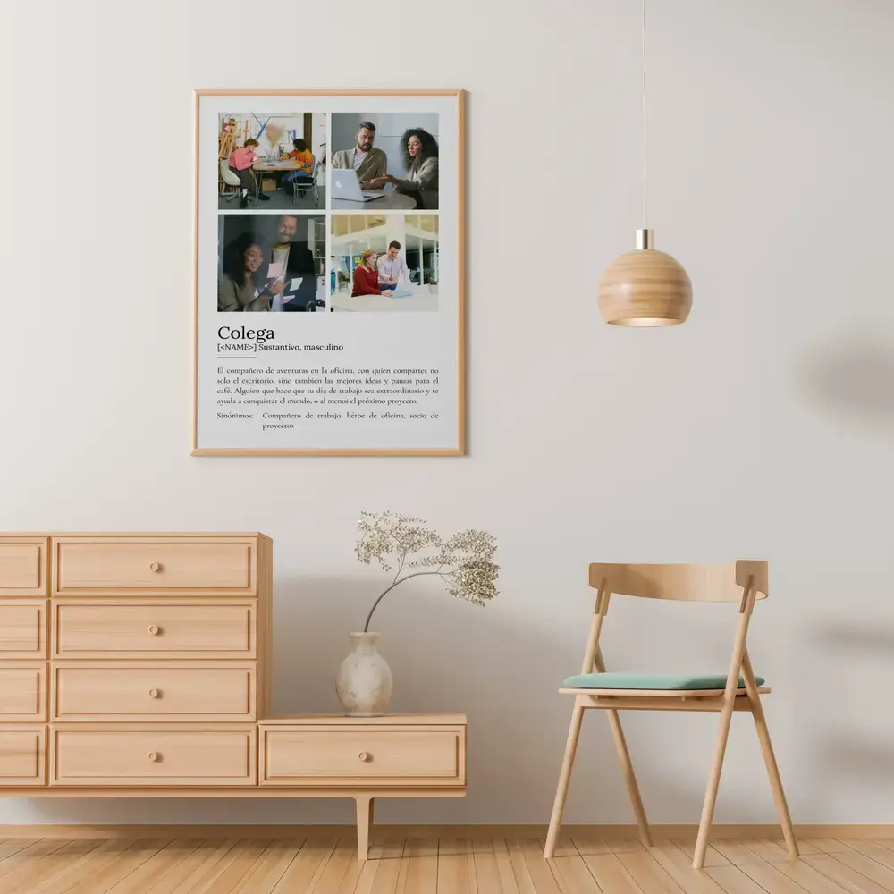 Póster con cuatro fotos de equipo y definición, en marco de madera clara sobre una cómoda