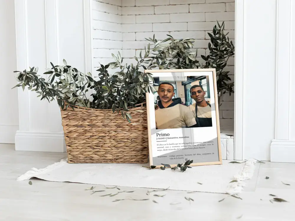 Lámina personalizada para primo con foto y definición, apoyada en el suelo junto a una planta en una cesta