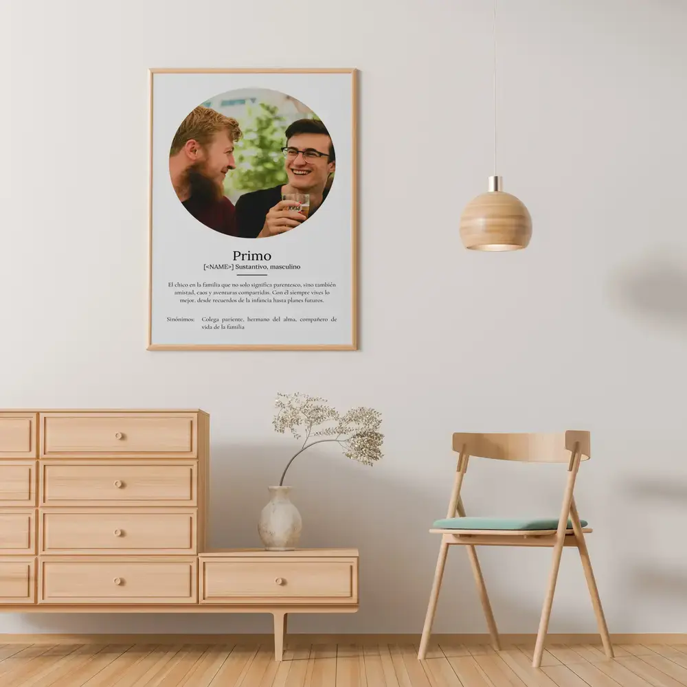 Lámina de definición de primo con foto circular y marco de madera clara, en la pared sobre una cómoda