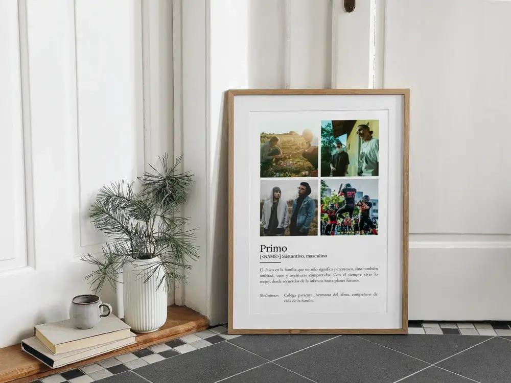 Póster de definición de primo con cuatro fotos en marco de madera, apoyado en el suelo junto a libros y un jarrón