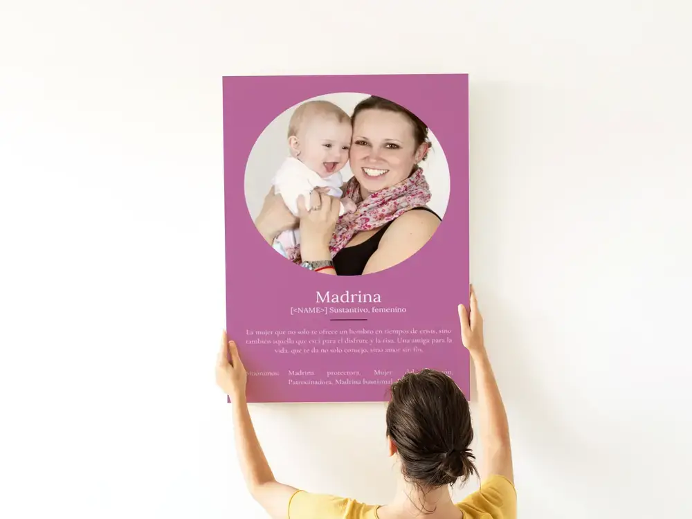 Póster de definición para madrina con foto circular y fondo violeta, sin marco sobre una pared blanca.
