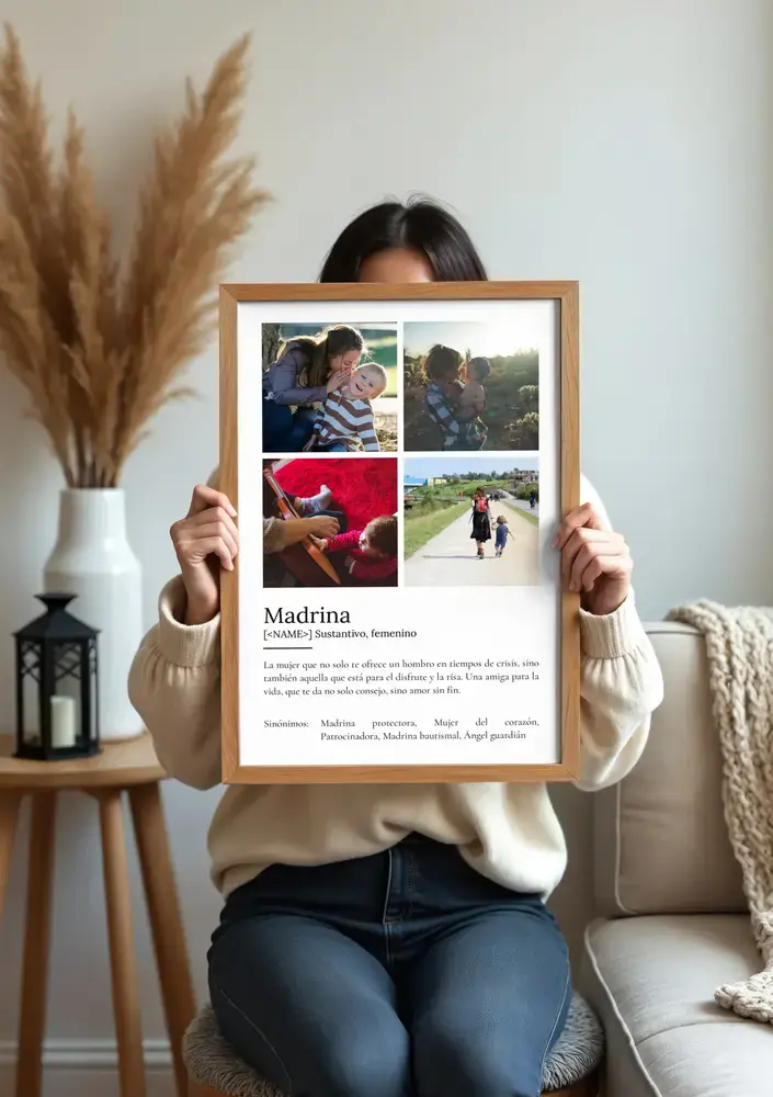 Lámina para madrina estilo diccionario con cuatro fotos y marco de madera, presentada junto al sofá.