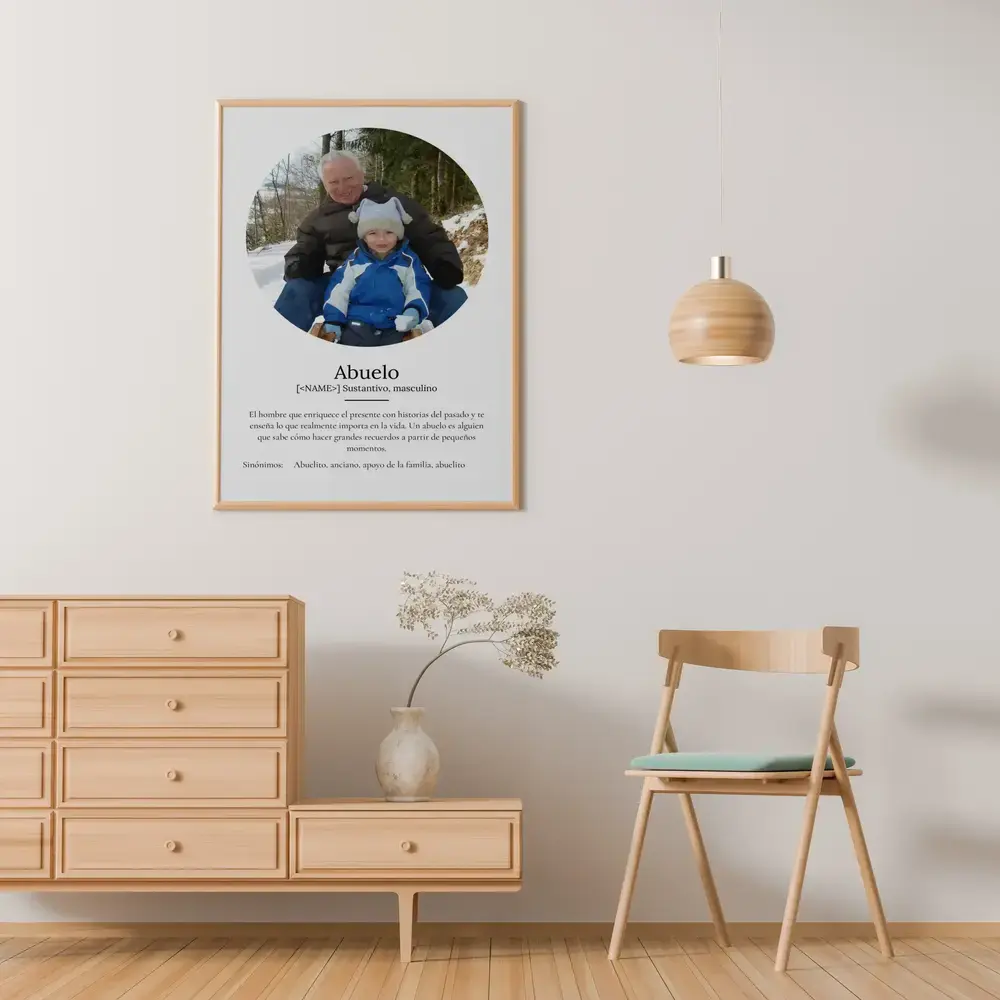 Lámina con foto circular y definición, en marco de madera sobre una cómoda; regalo personalizado para el abuelo.