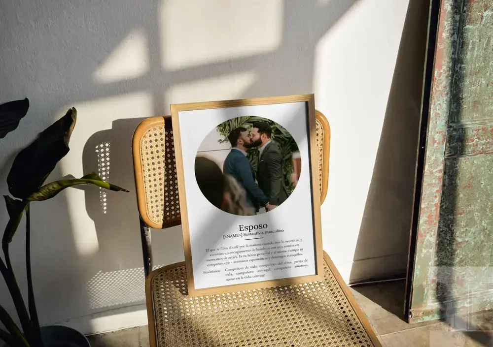 Lámina con definición de marido y foto circular de dos novios, en marco de madera sobre una silla de rejilla