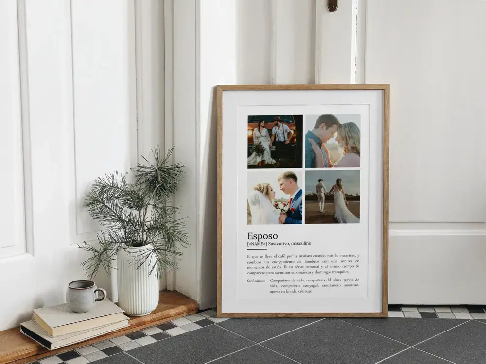 Lámina con definición de marido y collage de cuatro fotos, en marco de madera apoyado en el suelo junto a unos libros