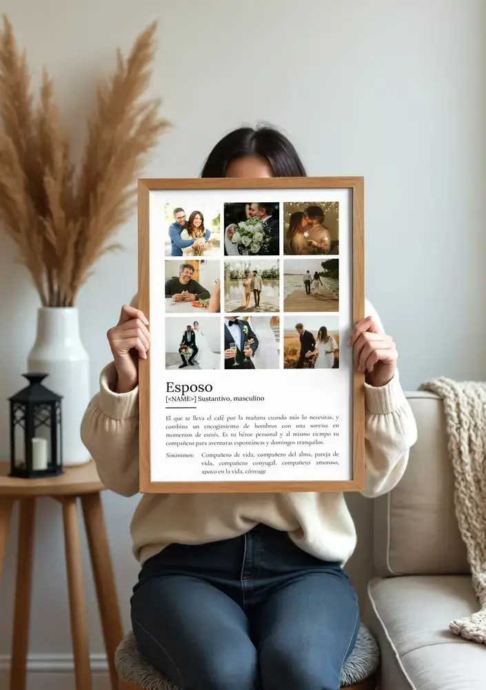 Lámina con definición de marido y nueve fotos de pareja en marco de madera, presentada en un salón junto al sofá