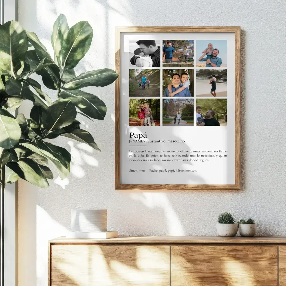 Lámina con nueve fotos y definición de padre, enmarcada en madera sobre un aparador junto a una planta