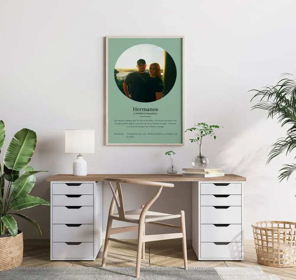 Lámina verde con foto circular y definición de hermanos sobre el escritorio, una idea de regalo entre hermanos