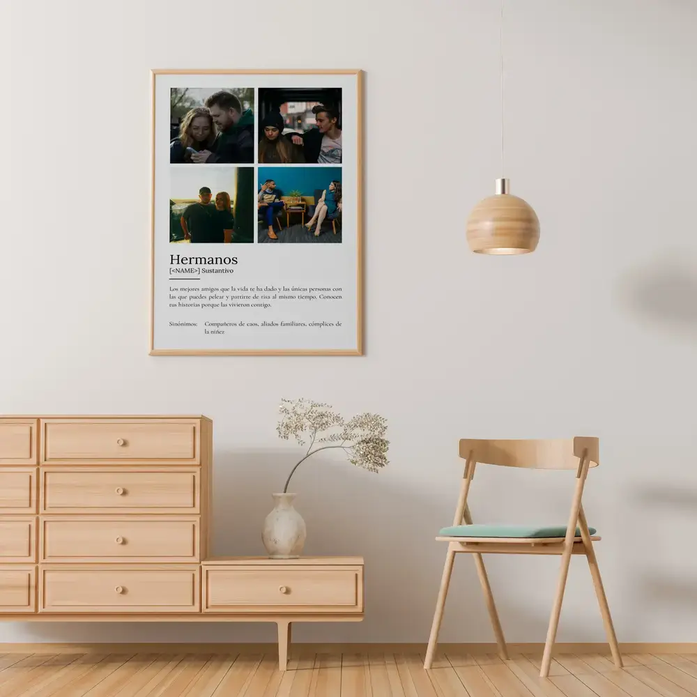 Lámina con cuatro fotos y definición de hermanos en marco de madera clara, en la pared junto a una lámpara