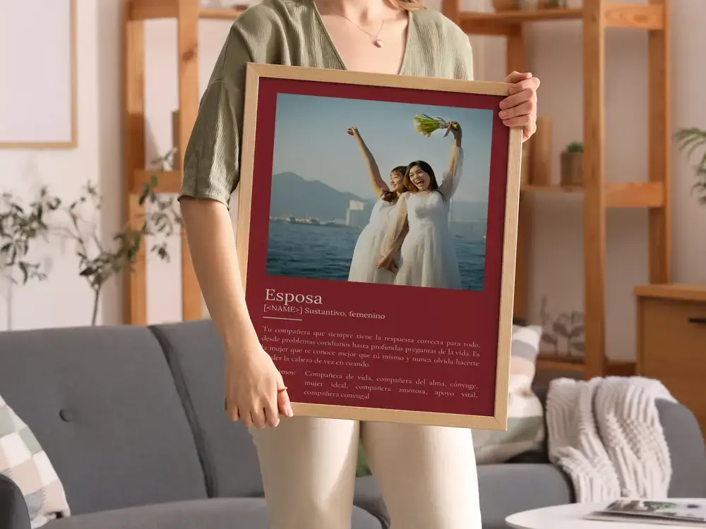 Lámina de definición con foto y fondo burdeos, en marco de madera en el salón, regalo personalizado para la esposa