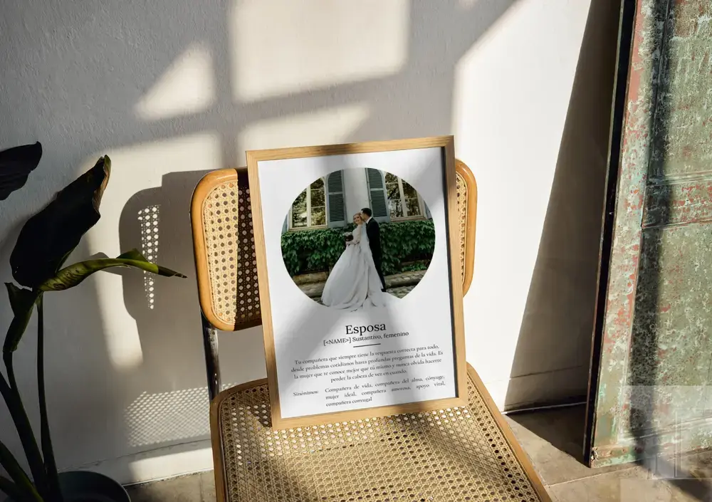 Lámina de definición con foto circular y marco de madera sobre una silla, regalo de boda para la esposa