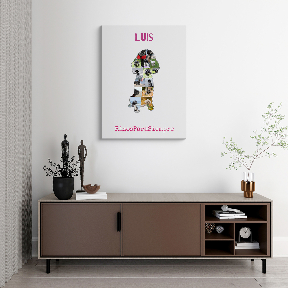 Collage de fotos en lienzo con silueta de caniche enano sentado, nombre y frase en rosa, sobre un aparador del salón