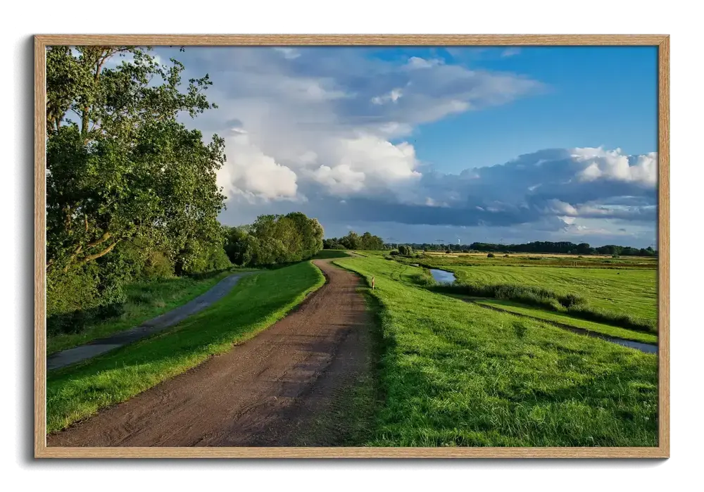 Foto en metacrilato con camino rural y prados verdes, enmarcada en madera natural