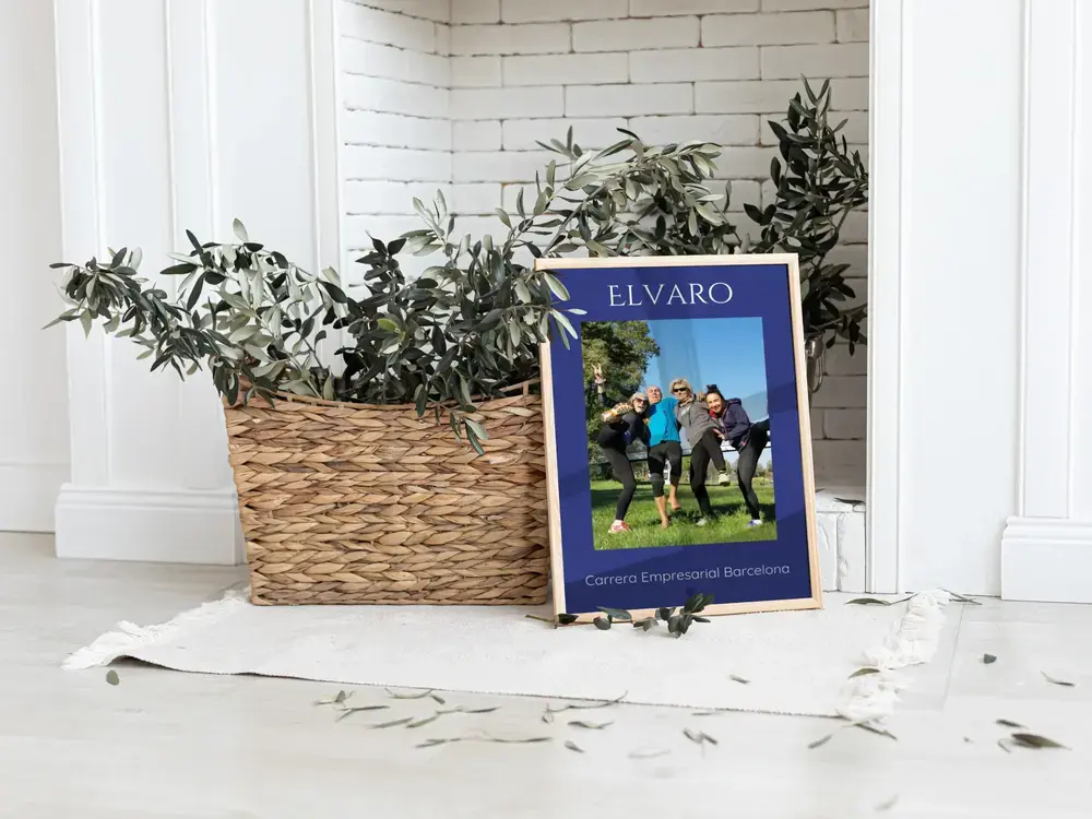Póster enmarcado de la carrera de empresas con foto de equipo y fondo azul, en el suelo junto a una cesta con plantas