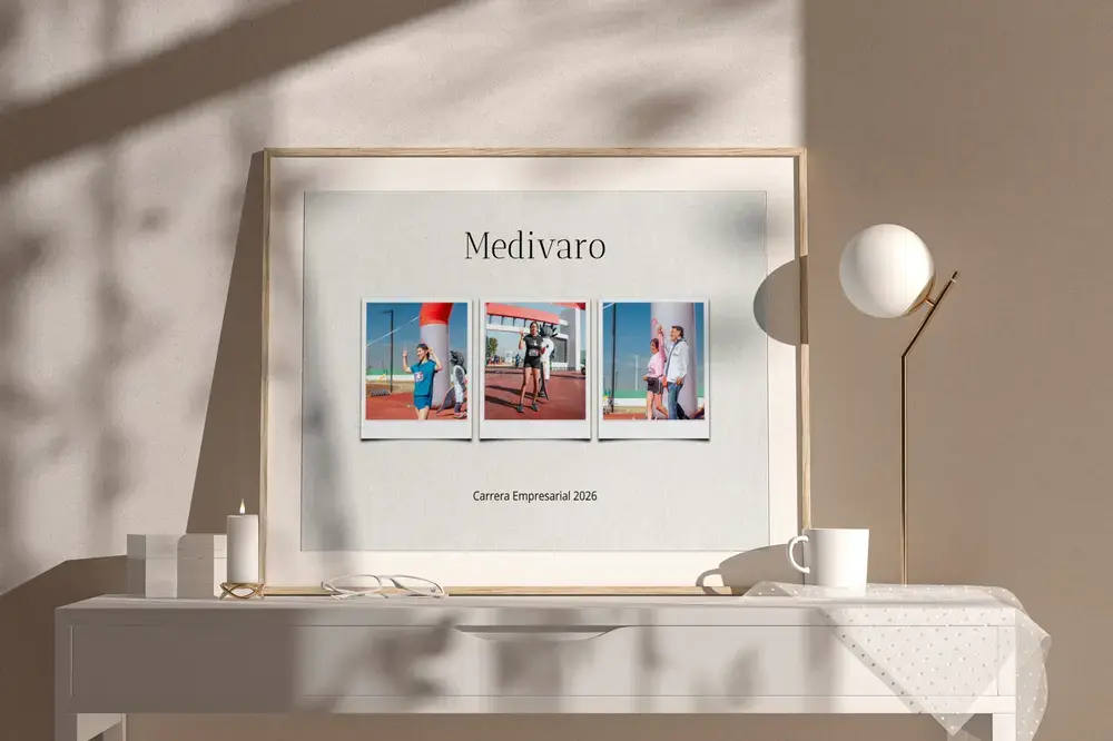 Collage de tres fotos de la carrera de empresa, en marco de madera sobre una cómoda, como regalo para compañeros