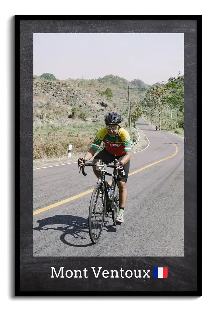 Foto de ciclismo en una carretera de montaña, con lugar y bandera, en un marco negro