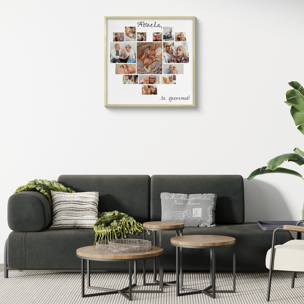 Collage de fotos en forma de corazón con marco dorado sobre el sofá, un regalo personalizado para la abuela