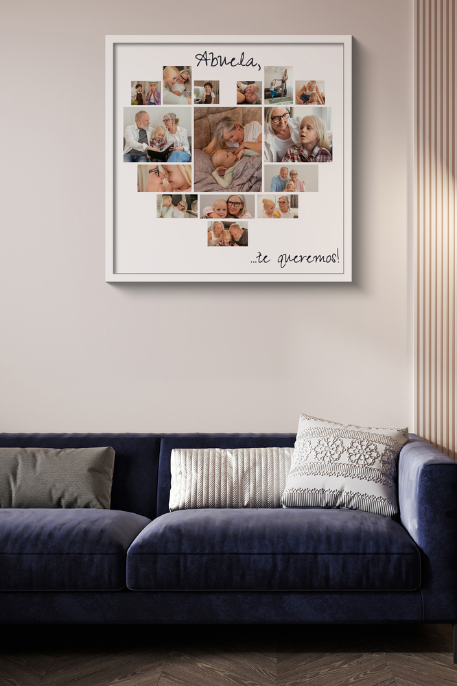 Collage de fotos familiares en forma de corazón con marco blanco, colgado sobre un sofá azul en el salón