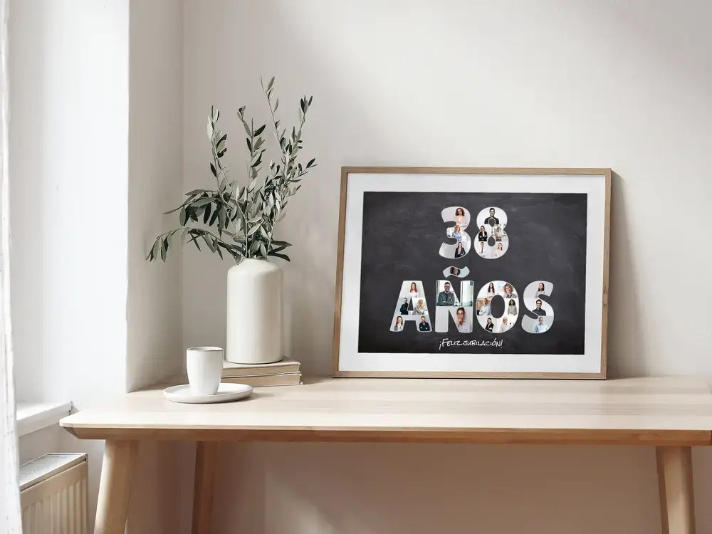 Póster con fotos formando el 38 y letras, enmarcado sobre un escritorio, como regalo de jubilación.