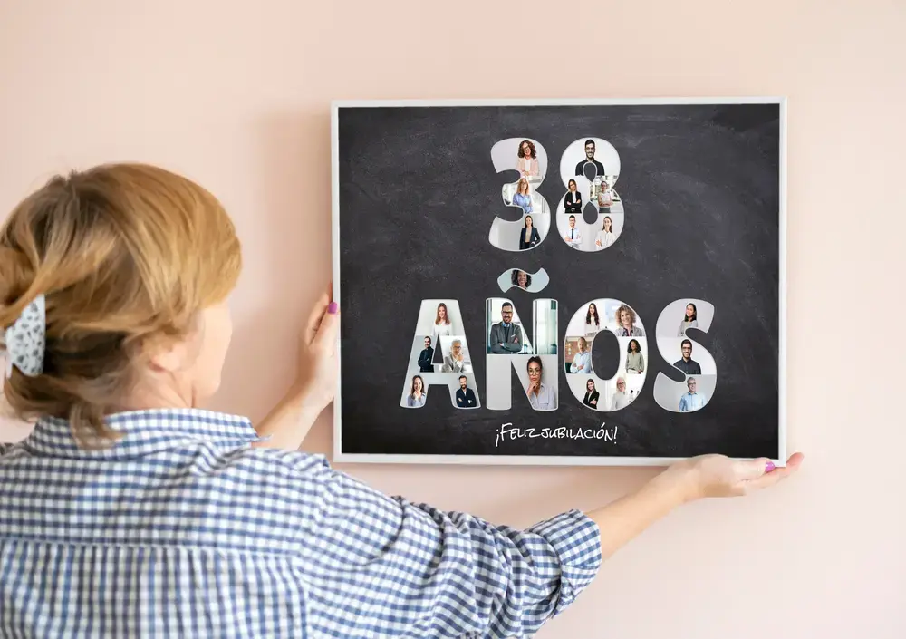 Póster de jubilación con el 38 y letras rellenos de fotos sobre fondo oscuro, en marco blanco sobre una pared rosa.