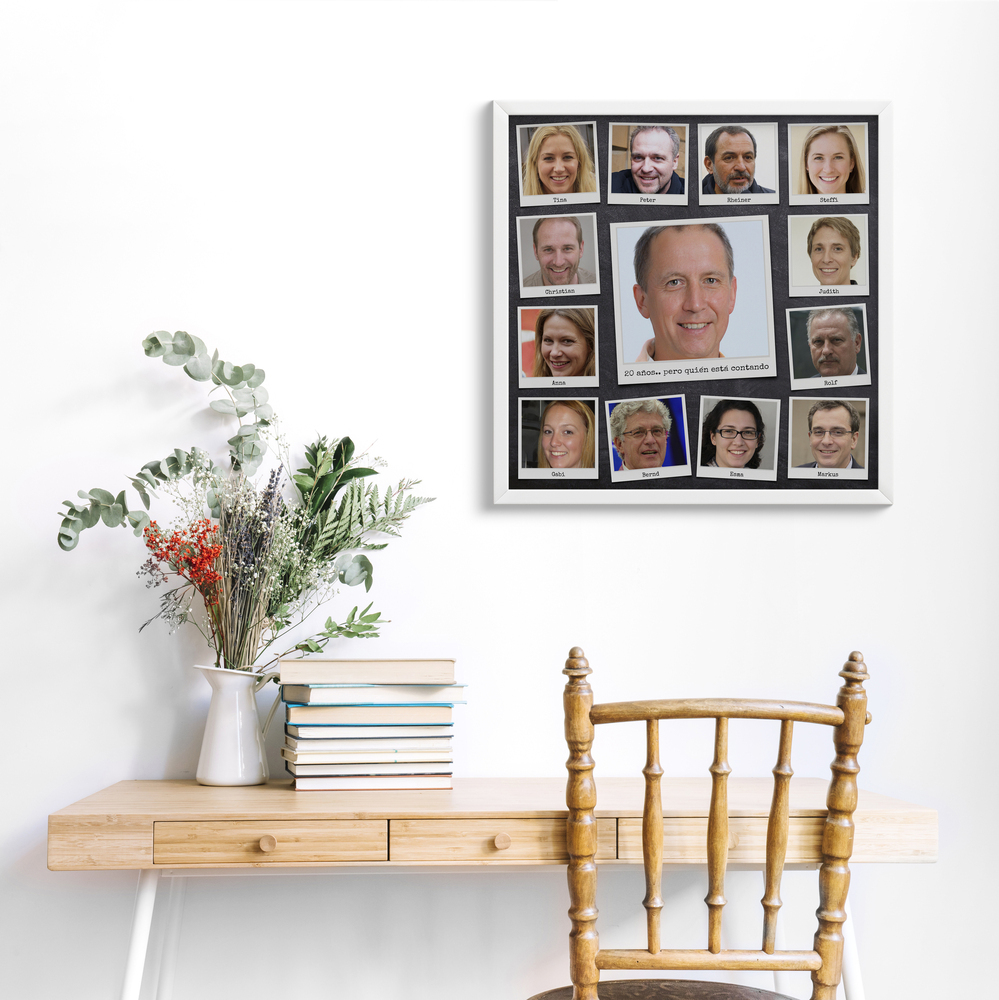 Collage de jubilación con retrato central y fotos con nombres, en marco blanco sobre un escritorio
