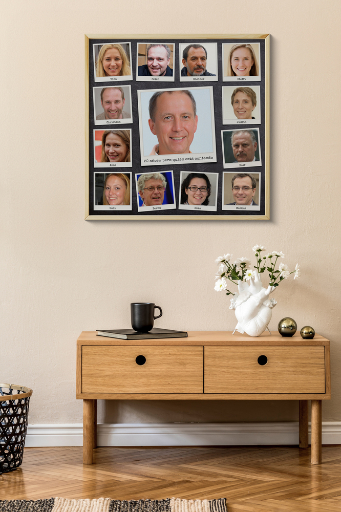 Collage de fotos con nombres y retrato central sobre fondo oscuro, enmarcado sobre una consola de madera