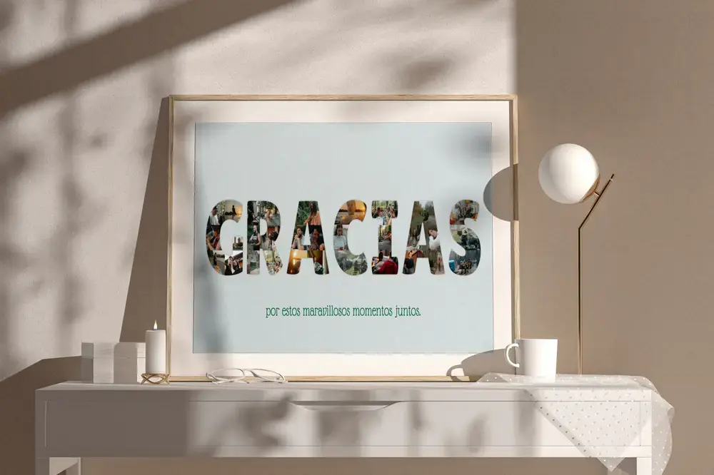 Póster de agradecimiento con letras de fotos, en marco de madera sobre una consola blanca junto a una lámpara