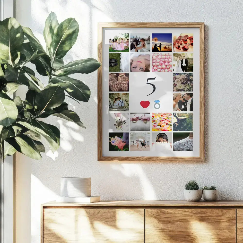 Collage de fotos con un gran 5, en marco de madera sobre un aparador, regalo por el quinto aniversario de boda