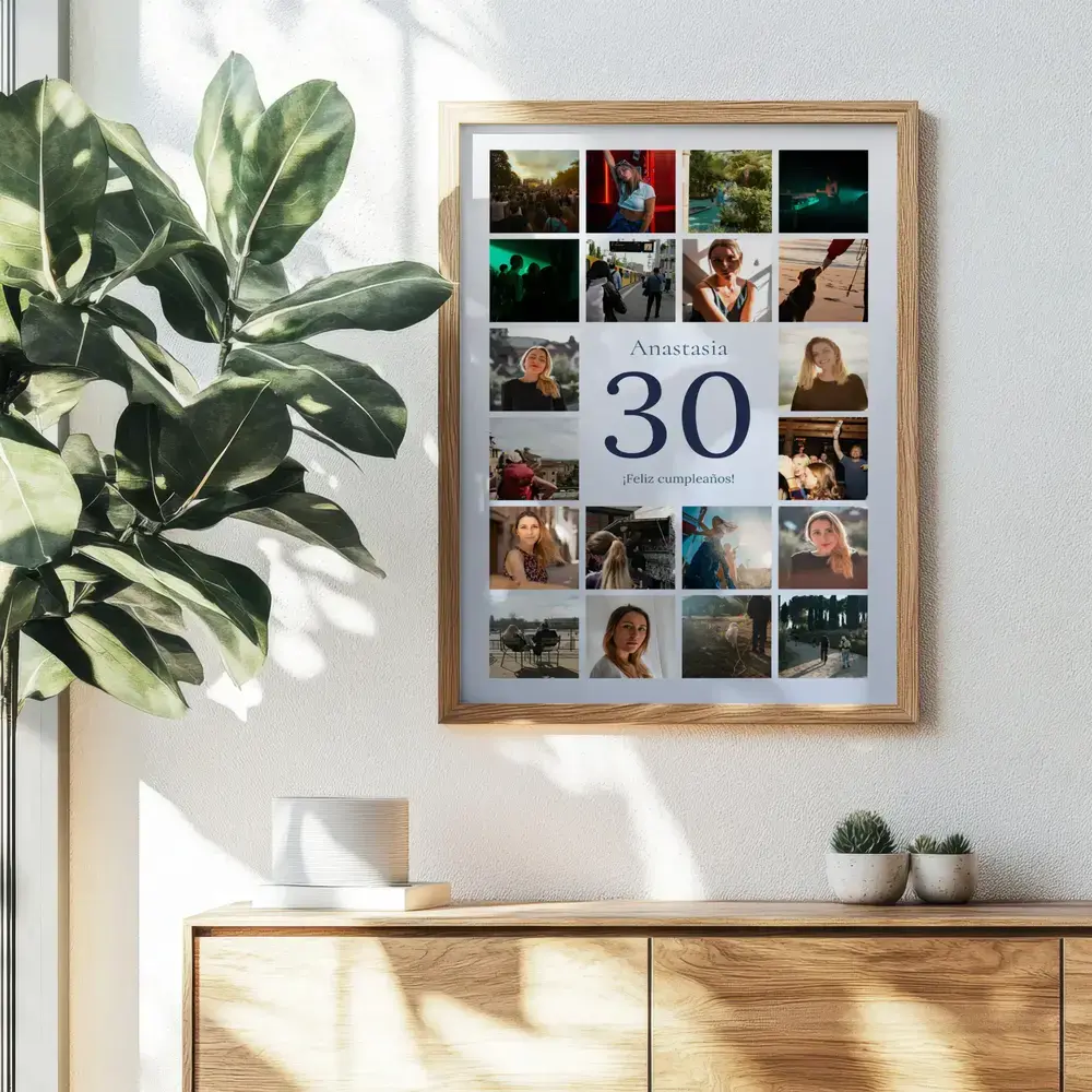 Collage de fotos con un gran 30 en marco de madera, colgado sobre un aparador junto a una planta.