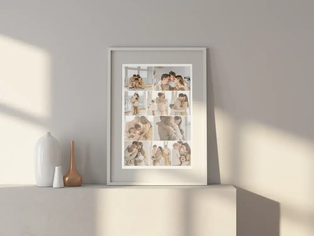 Póster con fotos familiares en filas, marco blanco y paspartú, sobre un aparador claro junto a unos jarrones