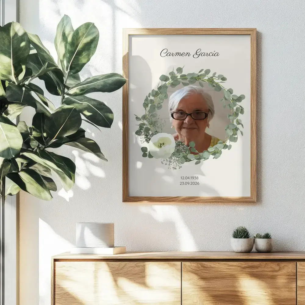 Cuadro conmemorativo con retrato y corona de eucalipto, en marco de madera sobre un aparador