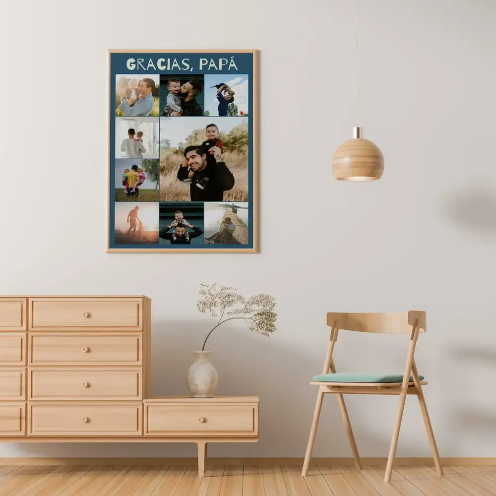 Collage de fotos de papá y sus hijos con dedicatoria sobre fondo azul, en marco de madera en la pared del salón