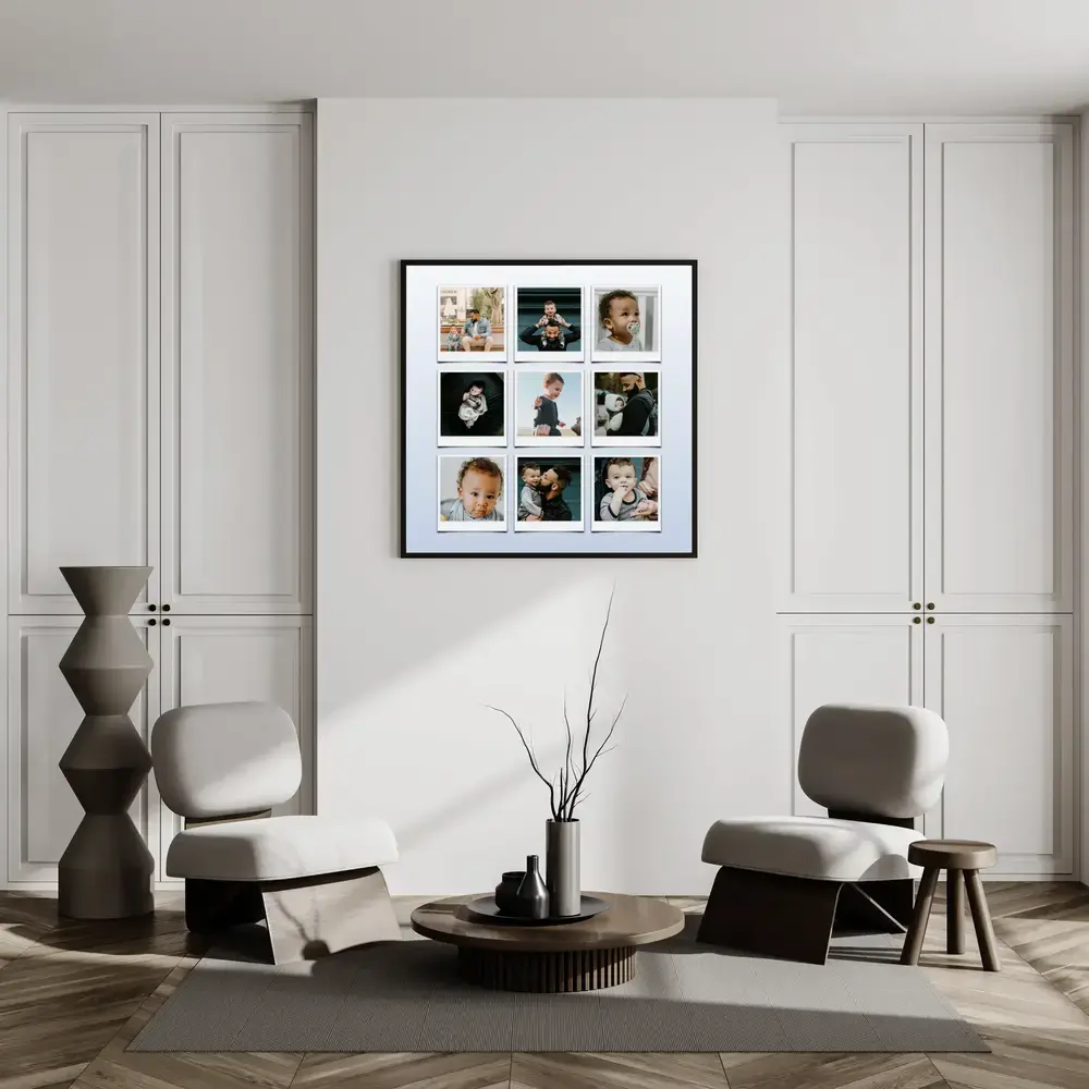 Collage de nueve fotos familiares con marco negro en el salón, un regalo personalizado para el Día del Padre