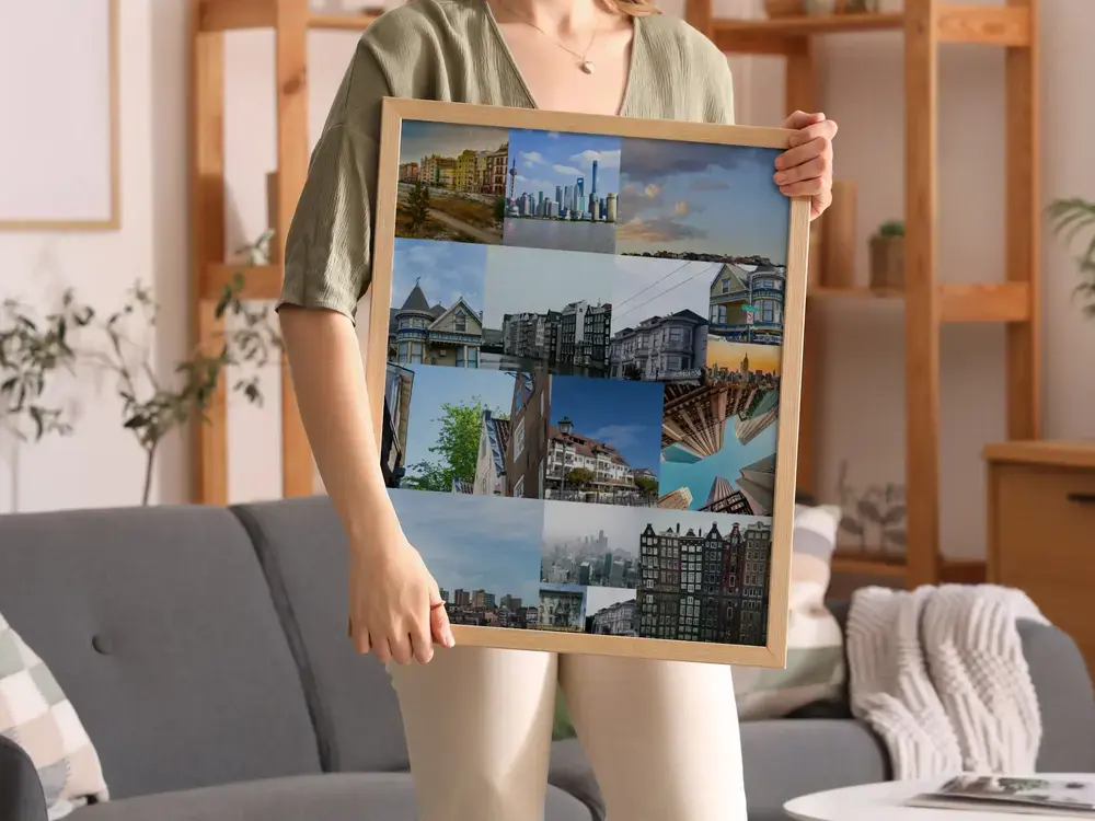 Collage de fotos de ciudades con marco de madera clara ante un sofá gris, un regalo para amantes de los viajes