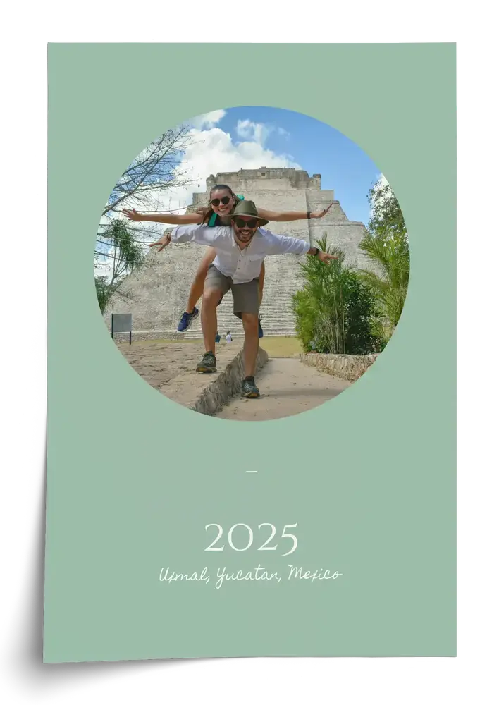 Póster de viaje con foto ovalada sobre fondo verde salvia, personalizado con año y destino