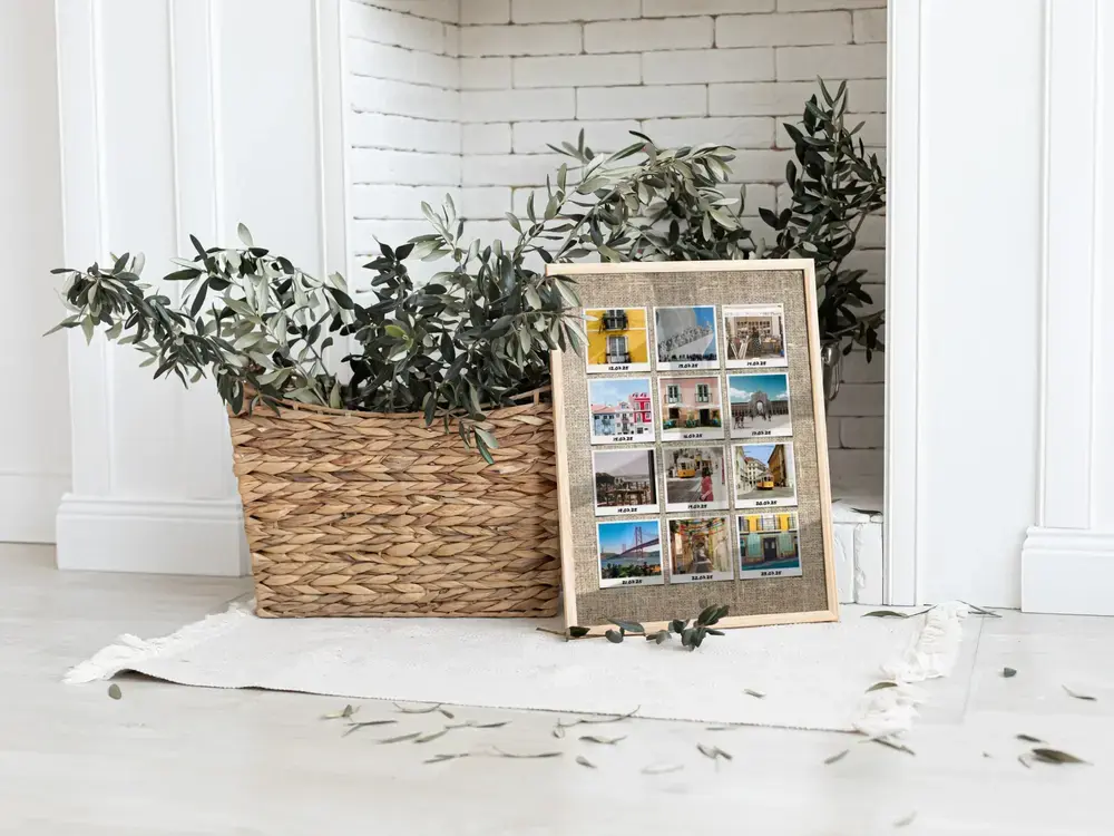 Collage enmarcado de Lisboa con doce fotos estilo Polaroid, en el suelo junto a una planta, regalo para viajeros