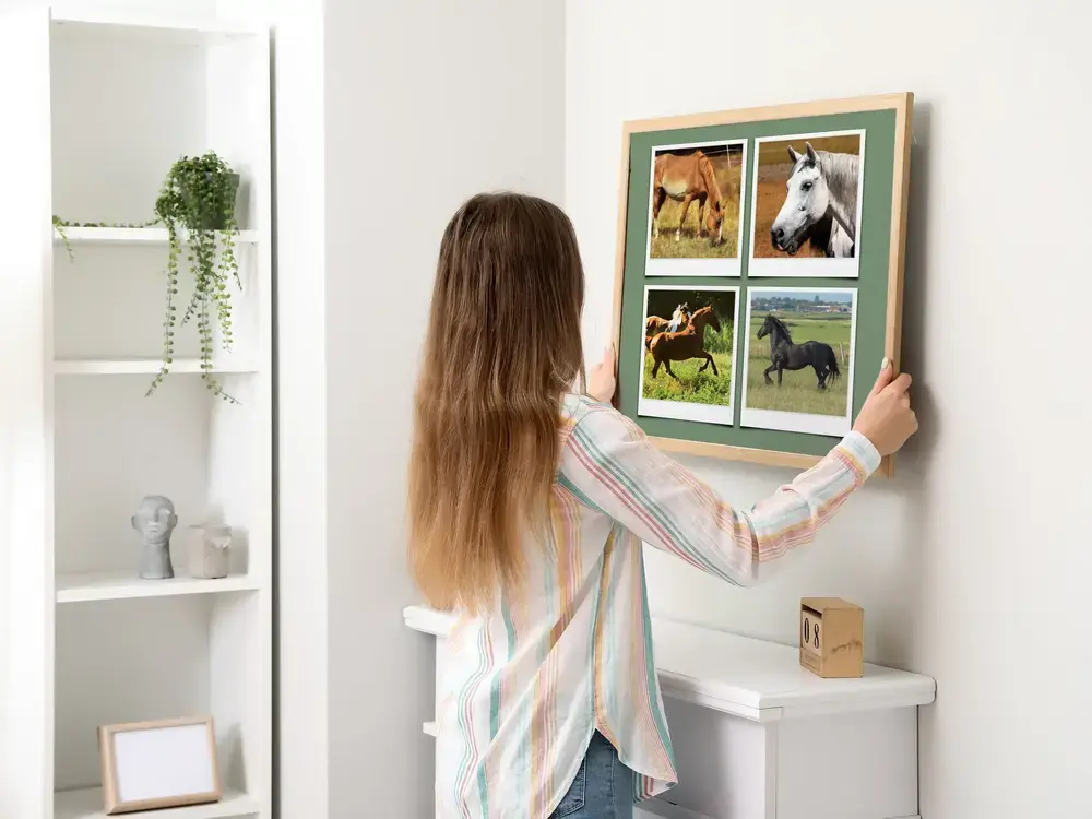 Collage de caballos estilo Polaroid con marco de madera natural sobre la chimenea de un salón luminoso