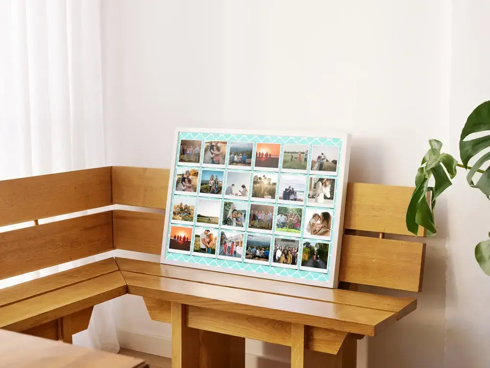 Collage de 24 fotos familiares estilo Polaroid con fondo turquesa estampado, apoyado en un banco de madera