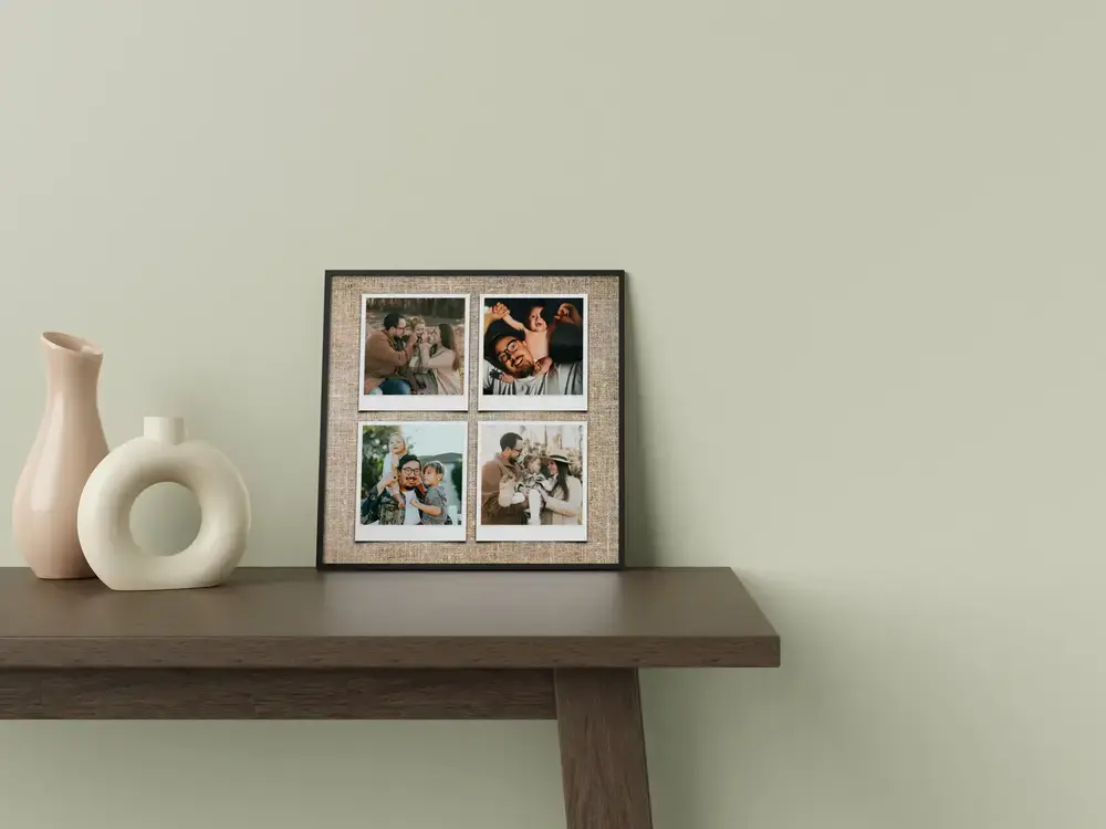 Collage enmarcado de cuatro fotos familiares estilo Polaroid sobre fondo efecto lino, en una mesa junto a jarrones blancos