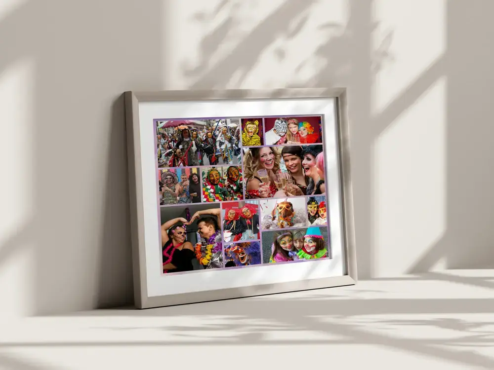 Collage de carnaval enmarcado, apoyado en el suelo de una estancia soleada, un regalo para amantes del carnaval