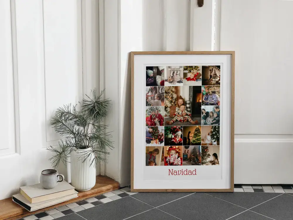 Collage de fotos navideñas con texto, en marco de madera apoyado en el suelo, un regalo para la familia